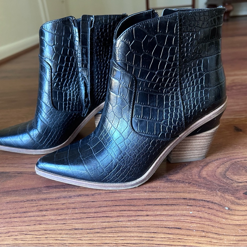 Gianni Bini black leather booties! Size 7